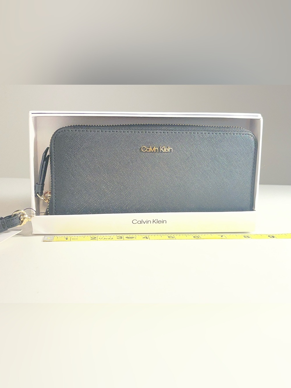 NWT Calvin Klein Saffiano Leather Zip Around Wallet Wristlet Black Gold Boxed - Picture 4 of 6